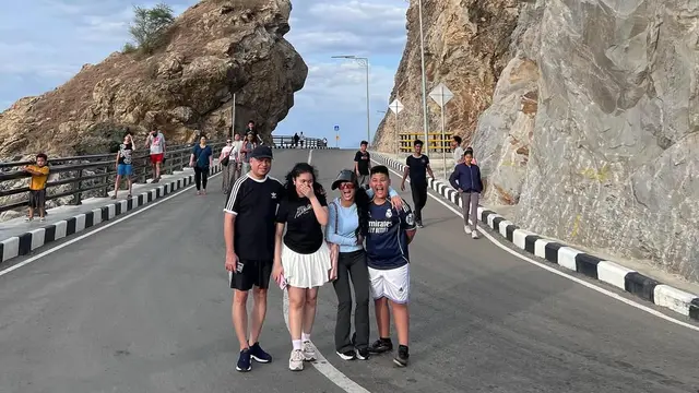 Gaya Liburan Kris Dayanti di Timor Leste, Tampilkan Kekompakan Keluarga/Instagram @krisdayantilemos