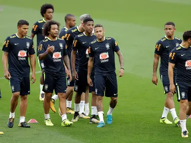 Para pemain Brasil saat mengikuti sesi latihan di Porto Alegre, Brasil, (29/8). Brasil akan menghadapi Ekuador dalam pertandingan sepak bola kualifikasi Piala Dunia 2018 pada 31 Agustus. (AP Photo / Andre Penner)