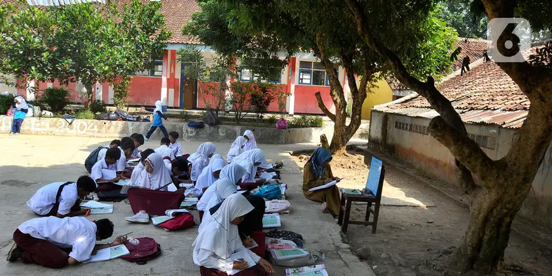 Potret Miris Murid SDN Belajar di Halaman Sekolah