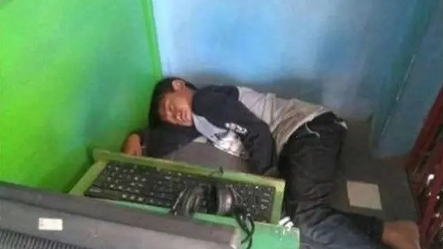 6 Bocah Ketiduran Karena Kelelahan Ini Bikin Tepuk Jidat, di Sembarang Tempat