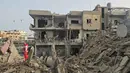 Kementerian Kesehatan Lebanon mengatakan korban tewas karena serangan Israel setidaknya mencapai lebih dari 1.000 orang. Tampak dalam foto, seorang petugas penyelamat memeriksa puing-puing bangunan yang hancur di lokasi serangan Israel di wilayah Maarakeh, Lebanon selatan, dekat kota pesisir Tyre pada Sabtu 4 April 2026. (Kawnat HAJU/AFP)