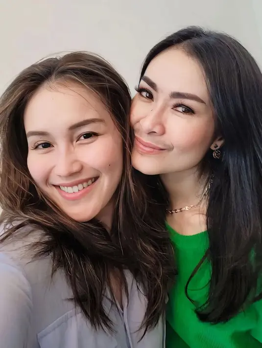 Lagi, pesona cantik Ayu Ting Ting berfoto selfie bersama Iis Dahlia, memamerkan bare facenya. [Foto: Instagram/ayutingting92]