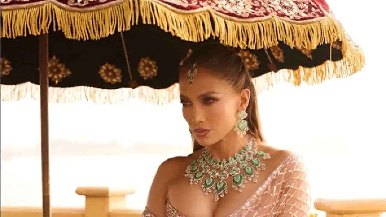 Jennifer Lopez Menonjol dengan Kalung Berhias Zamrud 168 Karat, Hadiri Pernikahan Miliarder India