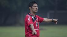 Pelatih Semen Padang, Nil Maizar, memimpin latihan jelang laga final Piala Jenderal Sudirman melawan Mitra Kukar di Lapangan Sutasoma, Jakarta, Jumat (22/1/2016). (Bola.com/Vitalis Yogi Trisna)