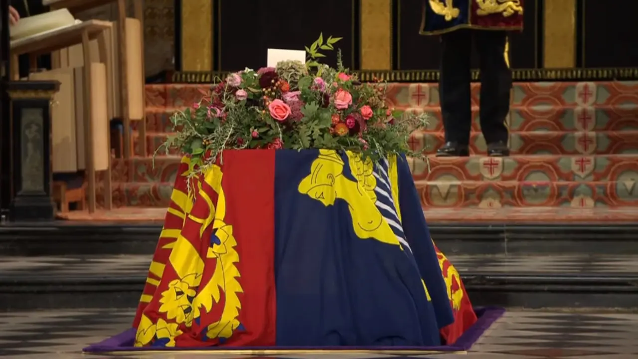 Peti mati Ratu Elizabeth II telah diturunkan ke vault di St George's Chapel, Windsor Castle.