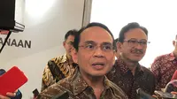 Kepala Eksekutif Pengawas Lembaga Pembiayaan, Perusahaan Modal Ventura, Lembaga Keuangan Mikro dan Lembaga Jasa Keuangan Lainnya (PVML) OJK Agusman, dalam konferensi pers di Hotel Four Season, Jakarta Selatan, Jumat (10/11/2023). (Tira/Liputan6.com)