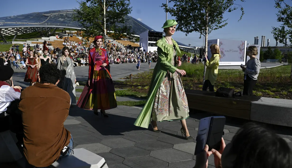 Model menampilkan koleksi karya desainer Rusia Slava Zaitsev saat pembukaan Fashion Week di Zaryadye Park dekat Lapangan Merah di Moskow, Rusia, Senin (20/6/2022). (AP Photo)