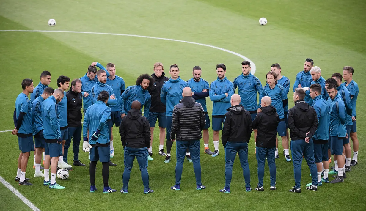 Pelatih Real Madrid, Zinedine Zidane memberi arahan kepada anak asuhnya saat sesi latihan di Allianz Stadium, Turin, Italia, Senin (2/4). Real Madrid akan menghadapi Juventus pada laga perempat final Liga Champions. (AFP PHOTO/Marco BERTORELLO)