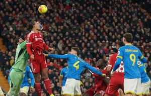 Kapten Liverpool Virgil van Dijk (kedua dari kiri) dan Alisson Becker berusaha menghalau serangan Wolverhampton di pekan ke-18 Liga Inggris 2025/2026 di Anfield, Sabtu (27/12/2025).