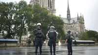 Polisi mengamankan lokasi penyerangan di dekat Katedral Notre Dame di Paris, Prancis (AP Photo/Matthieu Alexandre)