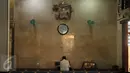 Jamaah masjid saat berdoa di Masjid Luar Batang di daerah Pasar Ikan, Jakarta Utara, (1/4). Konon dahulu ketika Habib Husein meninggal dan hendak dikuburkan tiba-tiba jenazahnya sudah tidak ada di dalam "kurung batang". (Liputan6.com/Gempur M Surya)