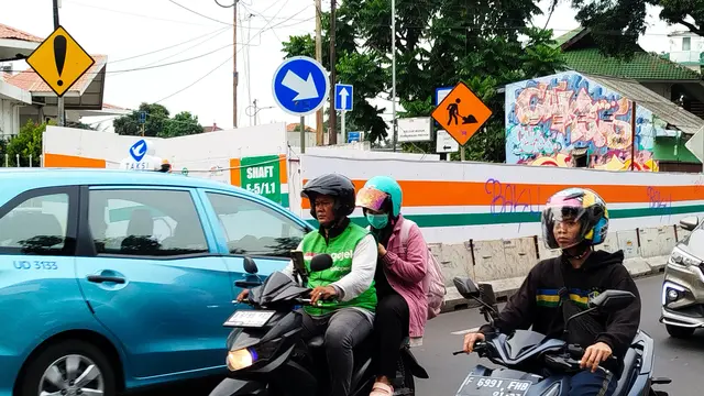 Pengguna jalan di kawasan Menteng, Jakarta Pusat, dibuat gerah akibat proyek strategis nasional yang tak kunjung rampung. (Liputan6.com/Ady Anugrahadi)