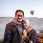 Sandiaga Uno dan sang istri Nur Asia saat menikmati matahari terbit di atas balon udara di Mesir. (dok. Instagram @sandiuno/https://www.instagram.com/p/CH2glOwhKRi/)