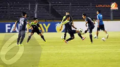 Pemain timnas Laos terlihat melakukan latihan penguasaan bola di Stadion GBK Jakarta (Liputan6.com/Helmi Fithriansyah)