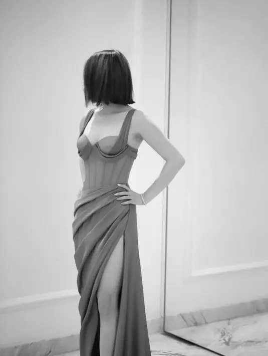 Tidak hanya untuk bridesmaid, gaun ini juga cocok dikenakan saudara perempuan pengantin. Dengan korset tipis strapless yang terstruktur, rok digantung dengan tangan ini memberika kesan seksi. (instagram/hiantjen)