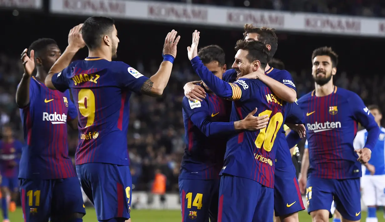 Para pemain Barcelona merayakan gol yang dicetak oleh Lionel Messi ke gawang Leganes pada laga La Liga di Stadion Camp Nou, Sabtu (7/4/2018). Barcelona menang 3-1 atas Leganes. (AP/Manu Fernandez)