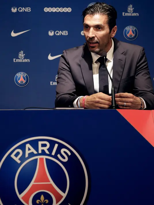 Kiper anyar PSG, Gianluigi Buffon menghadiri konferensi pers pada sesi perkenalan di stadion Parc des Princes, Paris, Senin (9/7). Paris Saint-Germain ( PSG) secara resmi memperkenalkan Gianluigi Buffon sebagai pemain baru. (Thomas SAMSON / AFP)