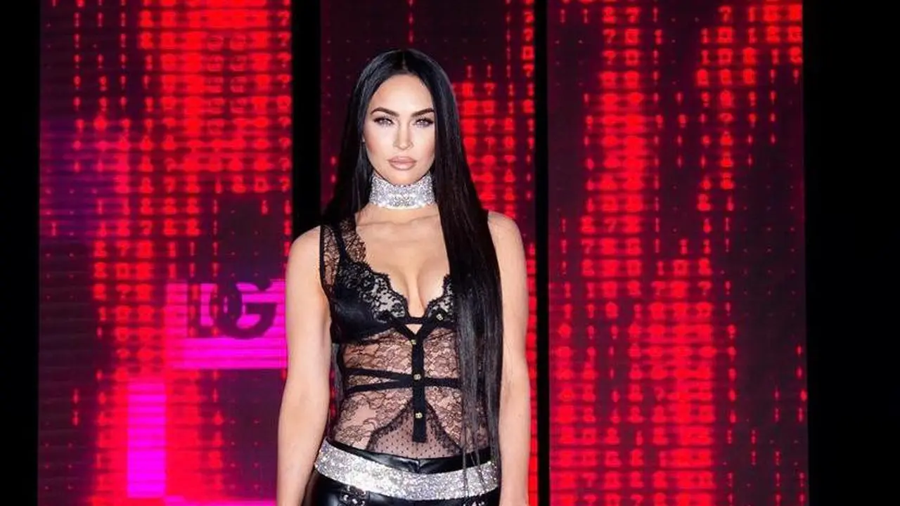Penampilan Perdana Megan Fox dan Machine Gun Kelly di Karpet Merah Usai Bertunangan