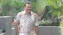 Pengacara dan juga Politisi Partai Golkar Rudi Alfonso tersenyum saat tiba di Gedung KPK, Jakarta, Jumat (21/6/2019). Rudi Alfonso diperiksa sebagai saksi untuk tersangka Markus Nari terkait kasus korupsi pengadaan e-KTP berbasis NIK Secara Nasional. (merdeka.com/Dwi Narwoko)