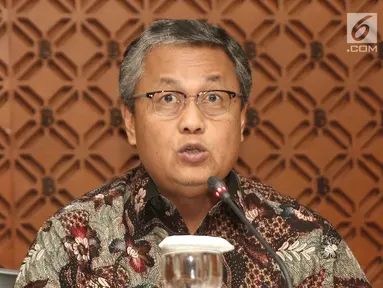 Gubernur Bank Indonesia (BI), Perry Warjiyo saat jumpa pers di Gedung BI, Jakarta, Jumat (29/06). Pada Rapat Dewan Gubernur BI suku bunga Deposit Facility (DF) juga naik 50 bps menjadi 4,50%, (Liputan6.com/Herman Zakharia)