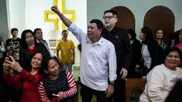 Peniru Presiden Filipina Rodrigo Duterte, Cresencio Extreme ditemani peniru pemimpin Korea Utara Kim Jong Un, Howard X menghadiri kebaktian gereja di Hong Kong, 3 Februari 2019. Kunjungan tak terduga keduanya membuat heboh Hong Kong (ISAAC LAWRENCE/AFP)