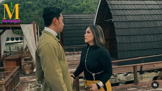 6 Potret Kebersamaan Anisa Bahar dan Pacar Brondongnya, Lebih Muda 19 Tahun