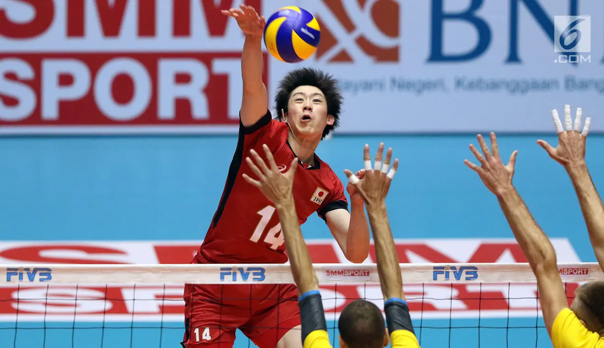 Pemain Timnas voli putra Jepang, Yuki Ishikawa melakukan smes saat melawan Kazakhstan pada 8 besar grup E Kejuaraan Voli Asia 2017 di GOR Tri Dharma, Gresik, Kamis (27/7). Jepang unggul 3-0 (25-18, 25-19, 25-23). (Liputan6.com/Helmi Fithriansyah)