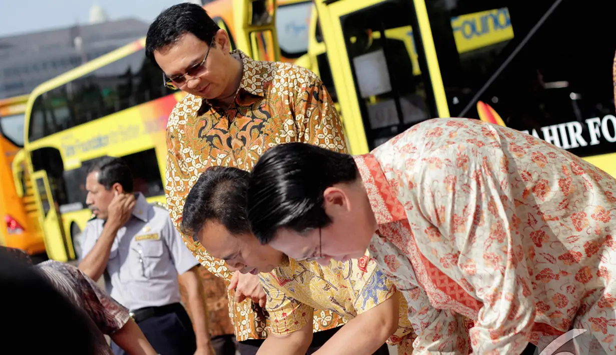 Penandatanganan serah terima 5 unit bus dari Tahir Foundation kepada Pemda DKI disaksikan Gubernur Basuki, Jakarta, Rabu (10/12/2014). (Liputan6.com/Faizal Fanani)