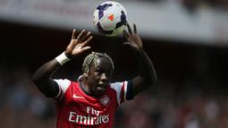 Bacary Sagna. Bek kanan Prancis yang telah memperkuat Arsenal selama 7 musim mulai 2007/2008 ini dilepas secara gratis ke Manchester City pada awal musim 2014/2015. Hal ini terjadi lantaran pihak Arsenal tidak menawarkan kontrak baru hingga habisnya masa kontrak. (AFP/Adrian Dennis)