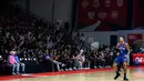 Pemain Pelita Jaya, Brandon Van Dorn Jawato melakukan selebrasi setelah mencetak poin saat laga gim ketiga final IBL All Indonesia 2024 melawan Satria Muda yang berlangsung di Hall Basket, Senayan, Jakarta, Sabtu (06/10/2024). Pelita Jaya menang dengan skor 75-70. (Bola.com/Bagaskara Lazuardi)