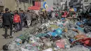 Perang antara Israel dan Milisi Hamas yang berlangsung sejak 7 Oktober 2023 lalu, juga mengganggu layanan pembuangan limbah sampah. (Foto oleh AFP)