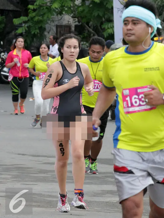 Salah satu peserta wanita di Herbalife Bali International Triathlon 2016 di Sanur, Bali, Minggu (14/8). (Liputan6.com/Made Anto)