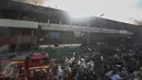 Sejumlah pedagang terlihat sibuk menyelamatkan barang dagangan mereka sementara petugas pemadam kebakaran berjibaku melakukan pemadaman di Pasar Senen, Jakarta Pusat, Kamis (19/1). Belum diketahui penyebab kebakaran tersebut. (Liputan6.com/Faizal Fanani)
