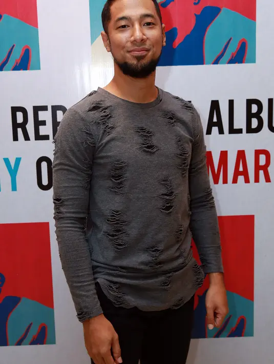 Menurut mantan suami Dewi Lestari ini memang Robert de Niro memiliki kemampuan yang mumpuni dalam berakting. Bahkan ia menyebut jika aktor senior Sophan Sophiaan sebagai pahlawan karena memiliki kualitas yang sama. (Deki Prayoga/Bintang.com)