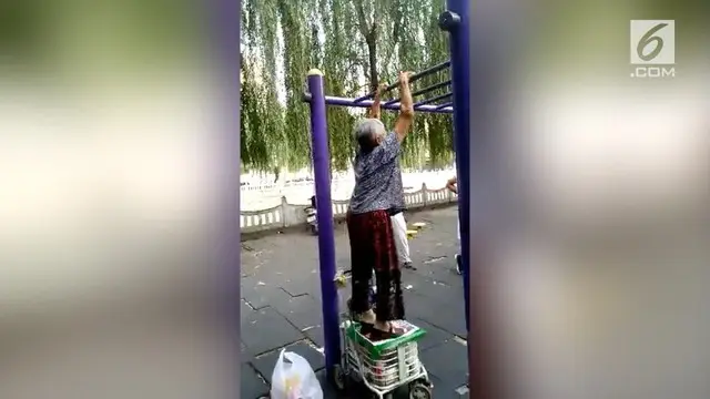 Astaga, Nenek Ini Punya Kekuatan Super