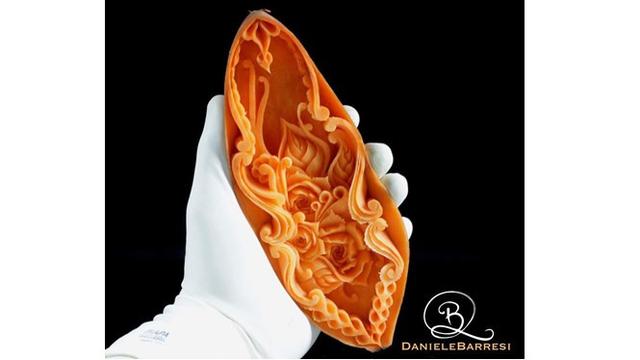 Daniele Barresi mengubah pepaya menjadi ukiran seni yang menarik.