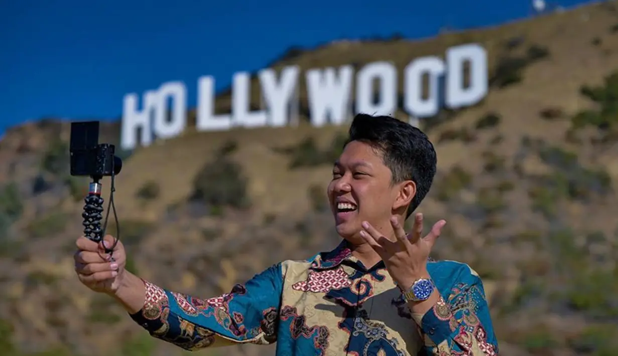 Bahkan saat berkunjung ke California, Amerika Serikat, Bayu Skak melakukan vlog dengan memakai pakaian batik. Ia sangat bangga memakai pakaian khas Indonesia tersebut. Dengan batik tersebut, Bayu terlihat makin keren saja. (Liputan6.com/IG/@moektito)