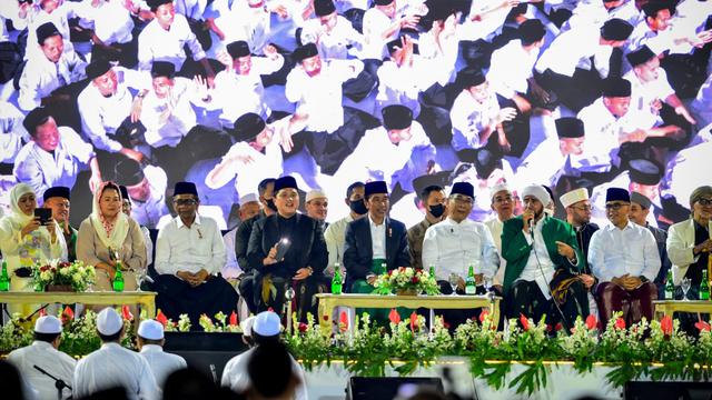 Habib Syech bin Abdul Qodir Assegaf  mebawakan Sholawat di acara Festival Tradisi Islam Nusantara (Istimewa)