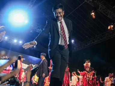 Gubernur DKI Jakarta, Djarot Saiful Hidayat menyapa warga dalam acara Kaleidoskop dan Terima Kasih Gubernur 2012-2017, di Lapangan Banteng, Jakarta, Sabtu (14/10). (Liputan6.com/Faizal Fanani)
