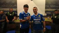 Arthur Gevorkyan (kanan) saat diperkenalkan oleh manajemen Persib Bandung, Kamis (18/4/2019). (Bola.com/Erwin Snaz)