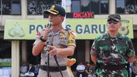 Kapolres Garut AKBP Budi Satria Wiguna, tengah memberikan penjelasan dalam salah satu kegiatan apel memimpin pasukan di mapolres Garut (Liputan6.com/Jayadi Supriadin)