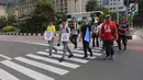 Koalisi Pejalan Kaki melakukan aksi Tamasya Trotoar Kita di Jalan Medan Merdeka Selatan, Jakarta, Minggu (24/6). Kegiatan ini dalam rangka kampanye penyadaran masyarakat tentang fungsi trotoar sebagai fasilitas pejalan kaki. (Liputan6.com/Arya Manggala)