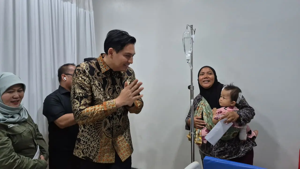 Lucky Hakim sambangi korban kecelakaan Jalur Pantura Indramayu