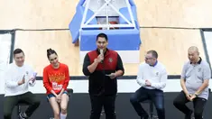 Menteri Pemuda dan Olahraga Dito Ariotedjo (tengah), Executive Director FIBA David Crocke (kedua kanan), Brand Ambassador FIBA World Cup 2023 Cinta Laura (kedua kiri), Ketua Umum Perbasi Danny Kosasih (kanan), Perwakilan FIBA Indonesia Cahyadi Wanda (kiri) saat mengumumkan Brand Ambassador baru untuk FIBA World Cup 2023 di Indonesia Arena, Senayan, Jakarta, Selasa (11/7/2023). (Liputan6.com/Herman Zakharia)