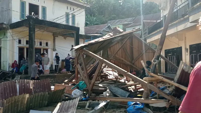 Banjir Kota Kendari merendam ribuan rumah, bantuan  Pemprov Terhambat data jumlah korban.