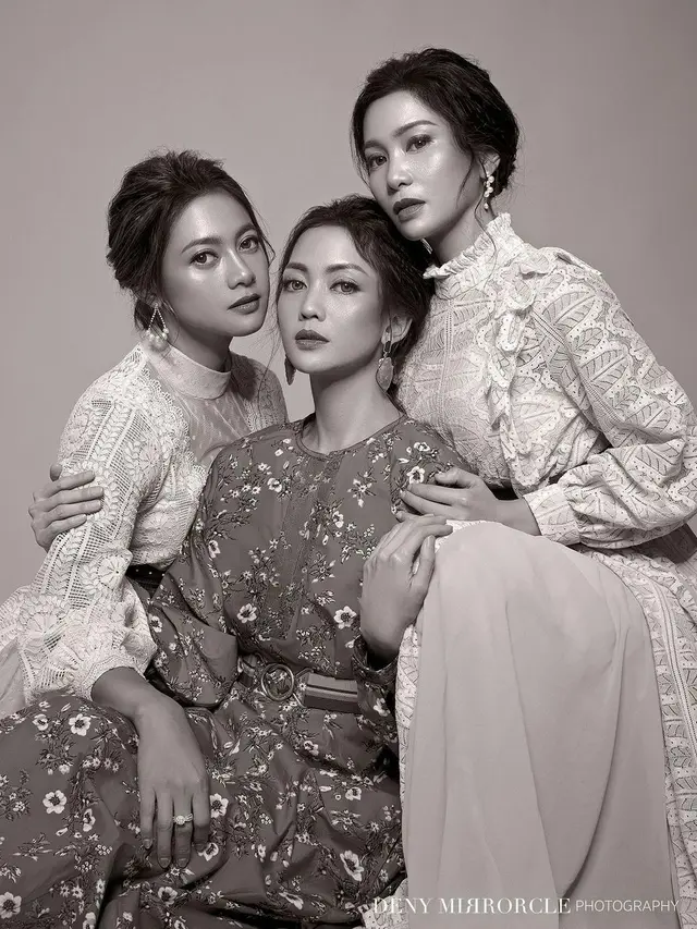 6 Pemotretan Bunga Zainal, Ririn Dwi Ariyanti, dan Rini Yulianti, Bak Kembar