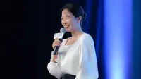 Menariknya Song Ji Hyo menyebut ingin membawa pulang jajanan itu sebagai oleh-oleh untuk ibunya. [Foto: Daniel Kampua/Fimela]