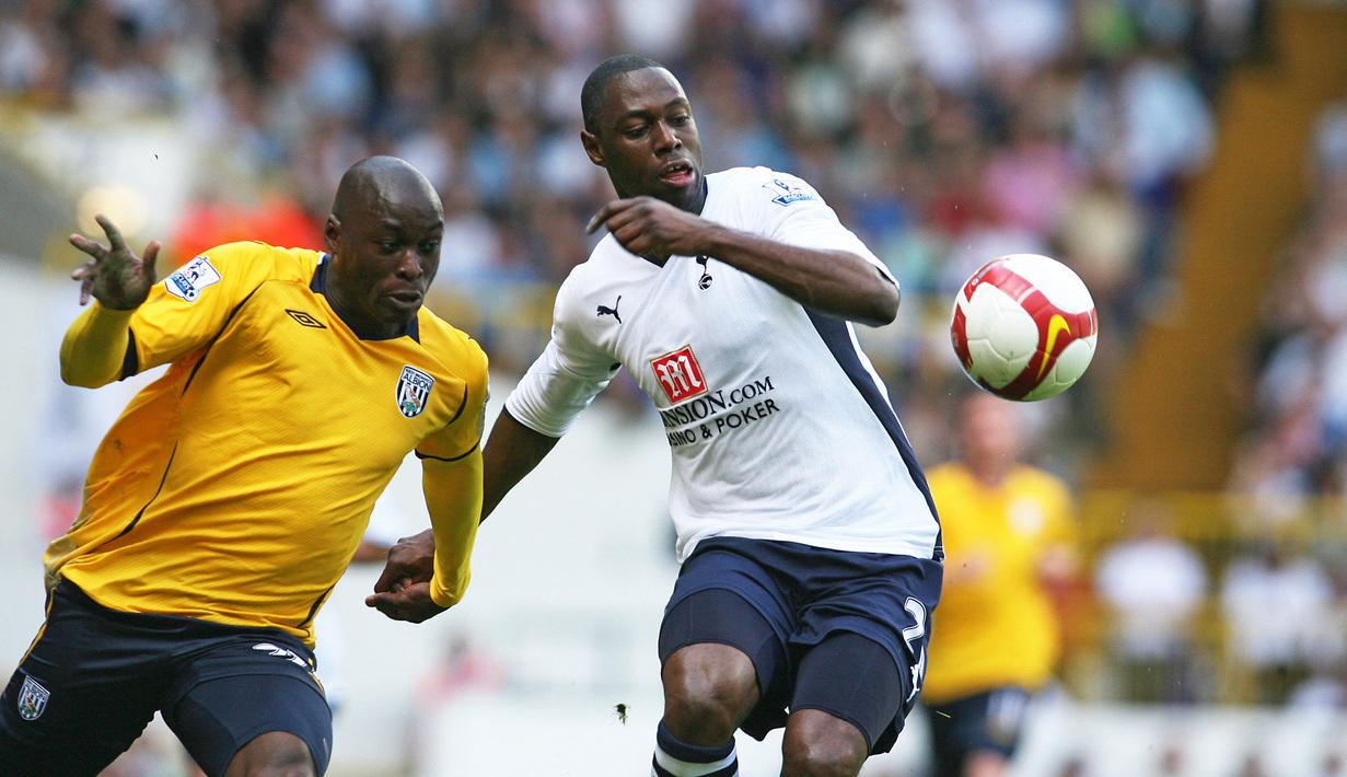 Saat membela Tottenham Hotspur, Ledley King (kanan) berhasil mencatatakan namanya sebagai pesepak bola yang berhasil mencetak gol tercepat yakni hanya butuh waktu 10 detik untuk merobek jala Bradford City. (Foto: AFP/Chris Ratcliffe)