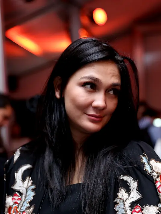 Menurut Luna Maya, cantik memang hal yang relatif dan setiap orang punya pendapat berbeda tentangnya. Meski demikian wanita tinggi semampai ini mengungkap jika rasa percaya diri sangat diperlukan. (Andy Masela/Bintang.com)
