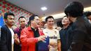 Menteri BUMN Erick Thohir didampingi Raffi Ahmad berbincang dengan Baim Wong dan Kaesang Pangarep setelah mengembalikan formulir kesediaan dicalonkan menjadi Ketum PSSI ke Kantor PSSI yang berada di Lantai 6 GBK Arena, Jakarta Pusat, pada Minggu (15/1/2023). (Bola.com/M Iqbal Ichsan)